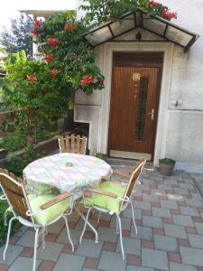 stół i krzesła na patio w obiekcie TILIA Apartmet w mieście Struga