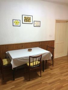 stół i krzesła w pokoju z białym stołem w obiekcie TILIA Apartmet w mieście Struga