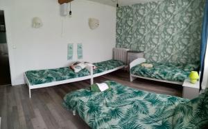 Postel nebo postele na pokoji v ubytování GITE LES 27 ROSES ET PLUS