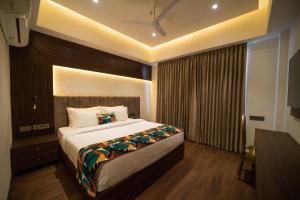 ein Schlafzimmer mit einem großen Bett in einem Zimmer in der Unterkunft Aura Boutique Hotel in Udaipur