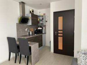 Kuchyň nebo kuchyňský kout v ubytování Plně vybavený krásný apartmán 1kk s balkonem, výhledem