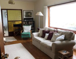 พื้นที่นั่งเล่นของ Dingle Bay View by Trident Holiday Homes
