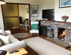โทรทัศน์และ/หรือระบบความบันเทิงของ Dingle Bay View by Trident Holiday Homes