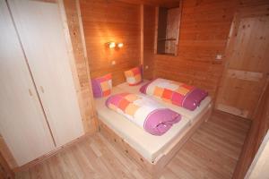 Habitación pequeña con 2 camas en una cabaña de madera en Ferienhaus Eiter, en Sankt Leonhard im Pitztal