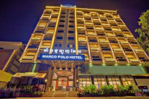 um grande edifício com uma placa que diz Marco Polo Hotel em Marco Polo Hotel em Phnom Penh