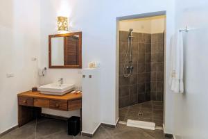 Koupelna v ubytování SBH Kilindini Resort + 32 fotografií