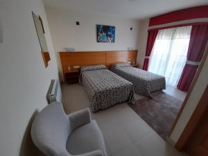 ein Wohnzimmer mit 2 Stühlen und einem Sofa in der Unterkunft Hotel Valdoviño in Valdoviño