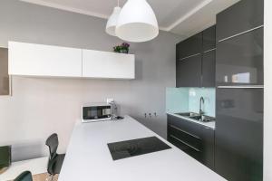 a kitchen with white counters and a white counter top at Residence Vera Cruz in Lido di Jesolo