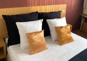 Postel nebo postele na pokoji v ubytování Axis Hotel