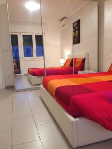 um quarto com 2 camas e um espelho em Mechai Boatto Tumpat em Marghera