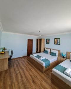 Habitación de hotel con 2 camas y escritorio en Seva Vegetarian Guesthouse in Byurakan, en Byurakan