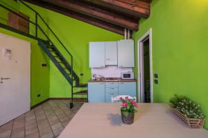Virtuvė arba virtuvėlė apgyvendinimo įstaigoje Gardappartamenti Carducci City Centre