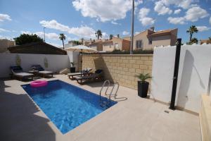 Una piscina con un frisbee en un patio trasero. en Ferienhaus mit Privaten Pool, en Alicante