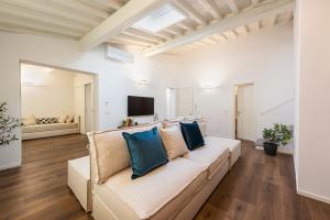 フィレンツェにあるGreci Panoramic Terraceのリビングルーム(青い枕のソファ付)