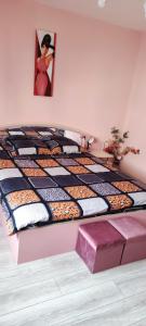 1 dormitorio con 1 cama con edredón en Апартамент Туида en Sliven