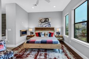 um quarto com uma cama e duas janelas em Modern, Houston Inspired House with Best Views of Downtown! - Less than 1 mile to Eado Midtown Bars home em Houston