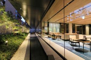 uma vista interna de um edifício com mesas e cadeiras em Richmond Hotel Premier Kyoto Shijo em Quioto