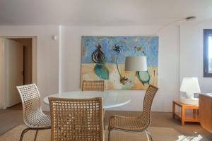 Posezení v ubytování Villa Oasis with Large Pool Athenian Riviera Lagonissi