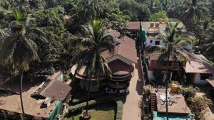 - une vue aérienne sur une maison avec des palmiers dans l'établissement Henmil Anjuna, à Anjuna
