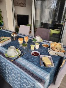 une table avec un chiffon bleu et de la nourriture dans l'établissement Chez Marie, à Notre-Dame-de-Monts