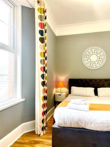 1 dormitorio con cama y ventana en The Westbank, en Torquay