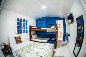 Двухъярусная кровать или двухъярусные кровати в номере Pousada Gente Bonita Centro