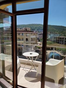 奥布佐尔Obzor Tatyana Apartaments Natura的带桌椅的阳台景观