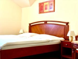 Postel nebo postele na pokoji v ubytování Hotel Bílý Beránek Kralovice