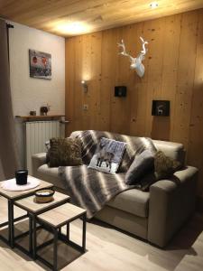 a living room with a couch and a table at Les Deux Alpes, Le Lauvitel, appartement cosy, pied des pistes, 2 adultes 2 enfants in Les Deux Alpes
