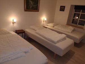 3 camas en una habitación con 2 lámparas y una ventana en Bøgehus en Vejle
