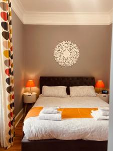 1 dormitorio con 1 cama con toallas en The Westbank, en Torquay