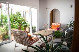 a balcony with a table and chairs and plants at Villa Allexia- APARTMENT SOL - Puerto Pollensa in Port de Pollensa
