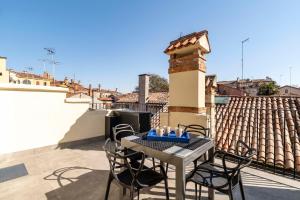 a table and chairs on the roof of a house at La Terrasse in Venice