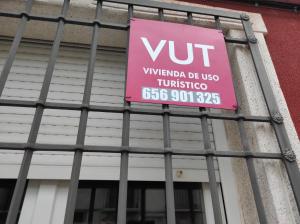 a pink sign on the side of a building at Manzanares in Manzanares