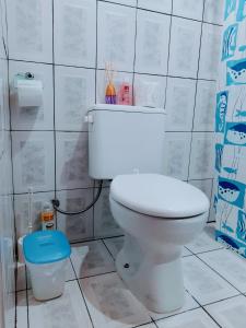 Camera piastrellata dotata di bagno con servizi igienici bianchi. di Suíte Pé na Areia- Espaço Independente na Praia do Curral com localização privilegiada - simplicidade e comodidade com o pôr do sol mais lindo de Ilhabela - melhor custo benefício para até 4 pessoas , na Av José Pacheco do Nascimento nº 7682 a Ilhabela