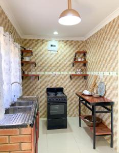 cocina con fregadero y fogones en Elephant View Lodge & Apartments, en Livingstone