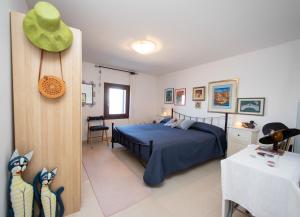 ein Schlafzimmer mit einem Bett und einem Hut an der Wand in der Unterkunft Dimora Rubino in Pellestrina