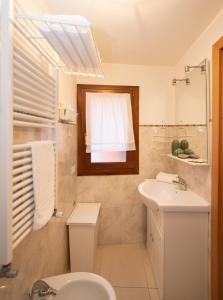 ein Bad mit einem WC und einem Waschbecken in der Unterkunft Dimora Rubino in Pellestrina