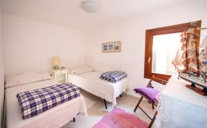 a bedroom with two beds and a window at Dimora Rubino - Isola di Pellestrina Ve in Pellestrina