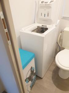 a washer and dryer in a bathroom with a toilet at MOBILHOME 3CH LAVE LINGE - EXT COCOONING ES117 in Fréjus