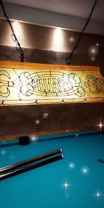 drewniany znak z graffiti nad basenem w obiekcie Villa Veronika w mieście Lądek-Zdrój