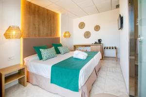 Postel nebo postele na pokoji v ubytování Bahía de Alcudia Hotel & Spa