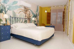 Un pat sau paturi într-o cameră la Hotel Almunia