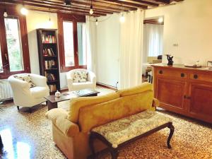 Posedenie v ubytovaní Venice and Venice Apartments - private rooms in shared apartment