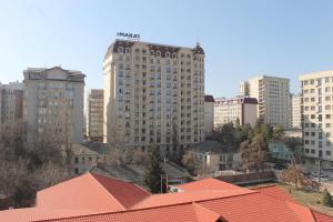 un grand bâtiment avec des toits rouges dans une ville dans l'établissement SK Hotel, à Bishkek
