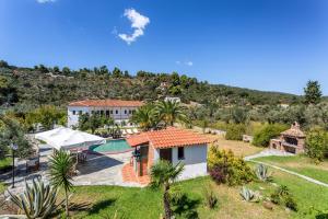 Luftaufnahme einer Villa mit Garten in der Unterkunft Ageri Studios in Stafylos