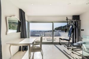 a room with a gym with a table and chairs at Casa vista alegre in Atarfe