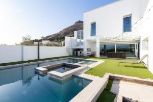 a swimming pool in the backyard of a house at Casa vista alegre in Atarfe