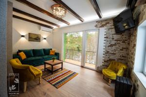 sala de estar con sofá verde y ventana en Nirvana Čudesni bor, en Divčibare