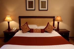 Ένα ή περισσότερα κρεβάτια σε δωμάτιο στο Crossroads Hotel